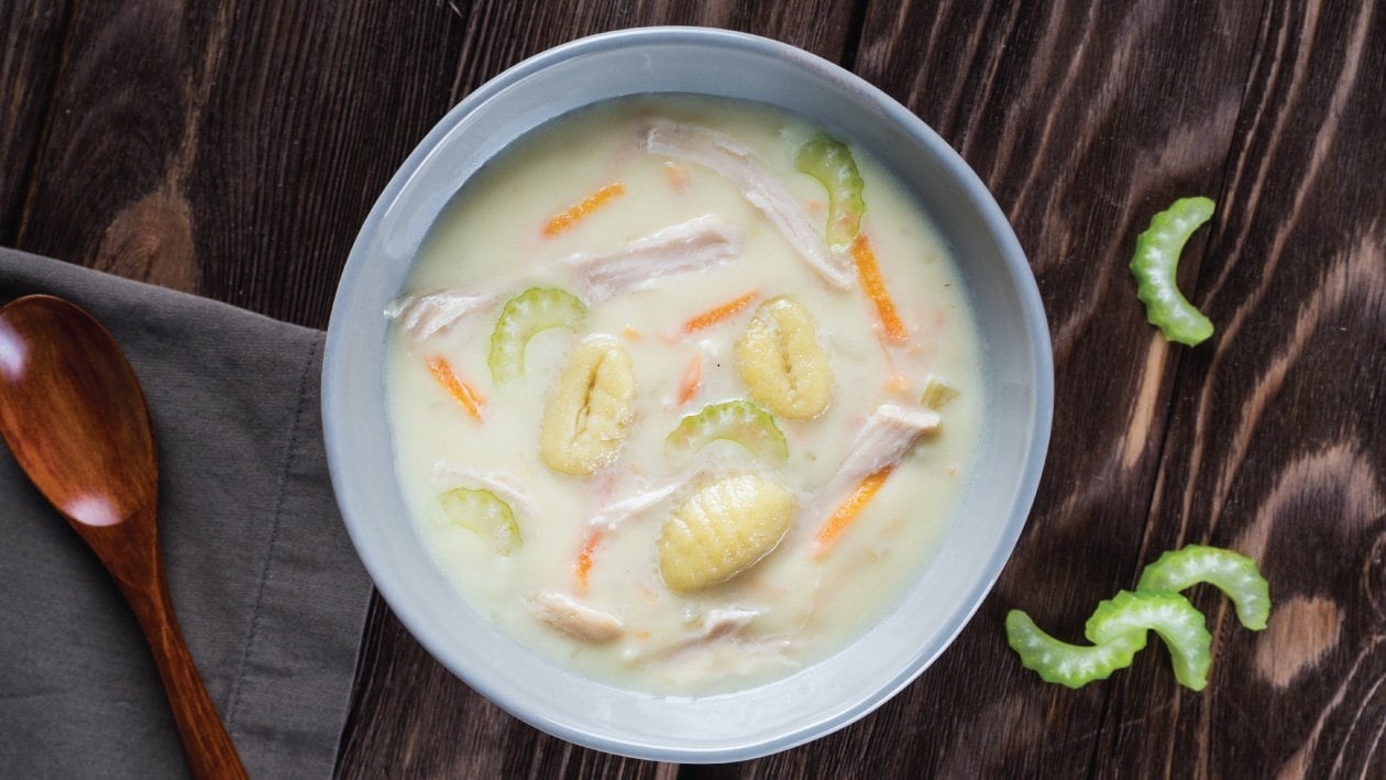 حساء الدجاج بالكريمة ولقيمات البطاطس – وصفة